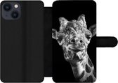 Bookcase Geschikt voor iPhone 13 telefoonhoesje - Giraffe tegen zwarte achtergrond in zwart-wit - Met vakjes - Wallet case met magneetsluiting
