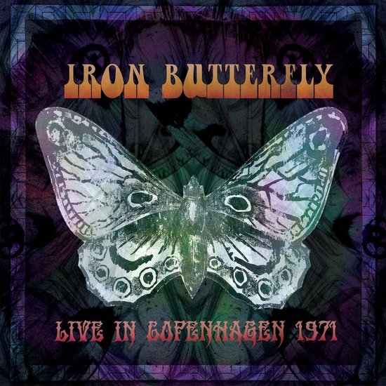 Albumhoes met een grote witte vlinder met zwarte patronen in het midden, met de tekst "IRON BUTTERFLY LIVE IN COPENHAGEN 1971" erboven en eronder.