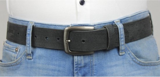 Man met grijze suède riem in een spijkerbroek, met zilverkleurige gesp en riemlussen.