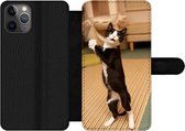 Bookcase Geschikt voor iPhone 11 Pro Max telefoonhoesje - Kat - Woonkamer - Zwart - Met vakjes - Wallet case met magneetsluiting