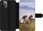 Bookcase Geschikt voor iPhone 11 Pro Max telefoonhoesje - Paarden - Gras - Bergen - Met vakjes - Wallet case met magneetsluiting