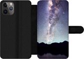 Bookcase Geschikt voor iPhone 11 Pro Max telefoonhoesje - Heelal - Melkweg - Sterrenhemel - Jongens - Meisjes - Kinderen - Met vakjes - Wallet case met magneetsluiting