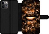 Bookcase Geschikt voor iPhone 11 Pro telefoonhoesje - Vrouw - Lippen - Koper - Met vakjes - Wallet case met magneetsluiting