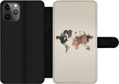Bookcase Geschikt voor iPhone 11 Pro Max telefoonhoesje - Wereldkaart -Hout - Plank - Met vakjes - Wallet case met magneetsluiting