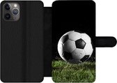 Bookcase Geschikt voor iPhone 11 Pro telefoonhoesje - Voetbal in het gras - Met vakjes - Wallet case met magneetsluiting
