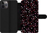 Bookcase Geschikt voor iPhone 11 Pro Max telefoonhoesje - Een illustratie met hartjes op een zwarte achtergrond - Met vakjes - Wallet case met magneetsluiting