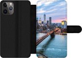 Bookcase Geschikt voor iPhone 11 Pro Max telefoonhoesje - Skyline van New York bij de Brooklyn Bridge - Met vakjes - Wallet case met magneetsluiting