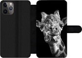 Bookcase Geschikt voor iPhone 11 Pro telefoonhoesje - Giraffe tegen zwarte achtergrond in zwart-wit - Met vakjes - Wallet case met magneetsluiting