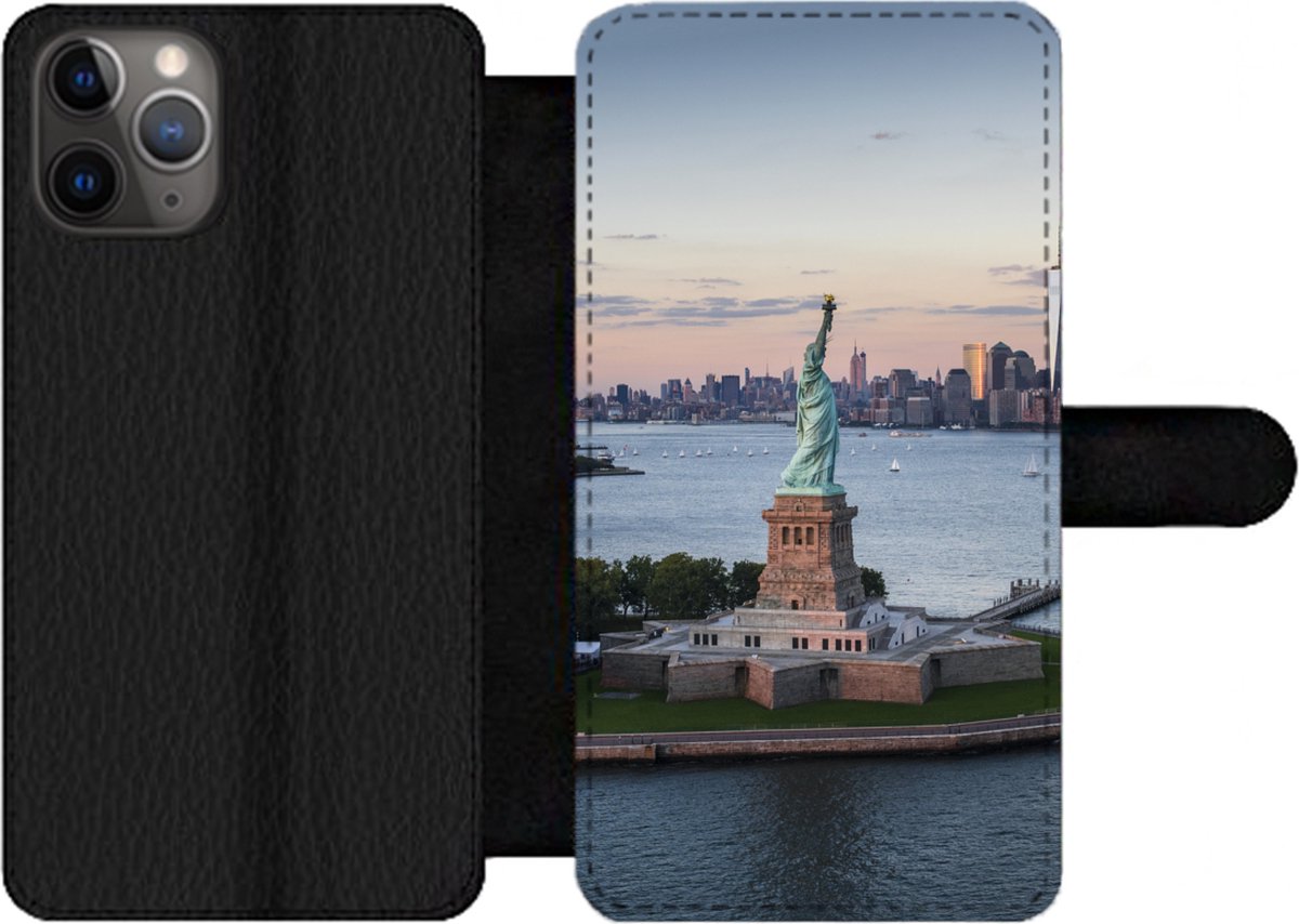 Telefoonhoesje Geschikt voor iPhone 11 Pro Max telefoonhoesje - New York - Vrijheidsbeeld - Skyline - Met vakjes - Wallet case met magneetsluiting