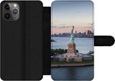 Bookcase Geschikt voor iPhone 11 Pro Max telefoonhoesje - New York - Vrijheidsbeeld - Skyline - Met vakjes - Wallet case met magneetsluiting