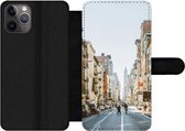 Bookcase Geschikt voor iPhone 11 Pro telefoonhoesje - Drukke straat in New York - Met vakjes - Wallet case met magneetsluiting