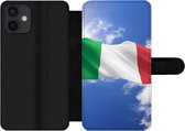 Bookcase Geschikt voor iPhone 12 Mini telefoonhoesje - De vlag van Italië wappert in de lucht - Met vakjes - Wallet case met magneetsluiting