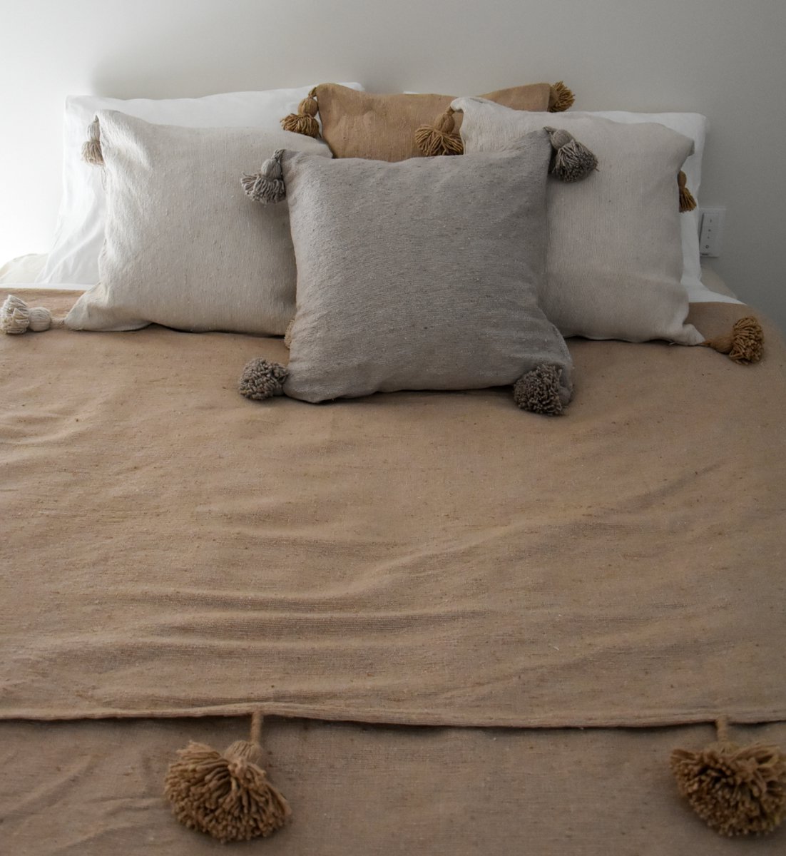Dekentje - pompom deken beige – Ideaal als sprei voor je bed of deken voor op de bank - 180 x 300cm - Plaid woon- en slaapkamer — cadeau in Wonen & Interieur - foto 6
