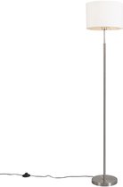 Zilverkleurige staande lamp met witte, cilindervormige kap, 151cm hoog, met voet-aan/uit-schakelaar.