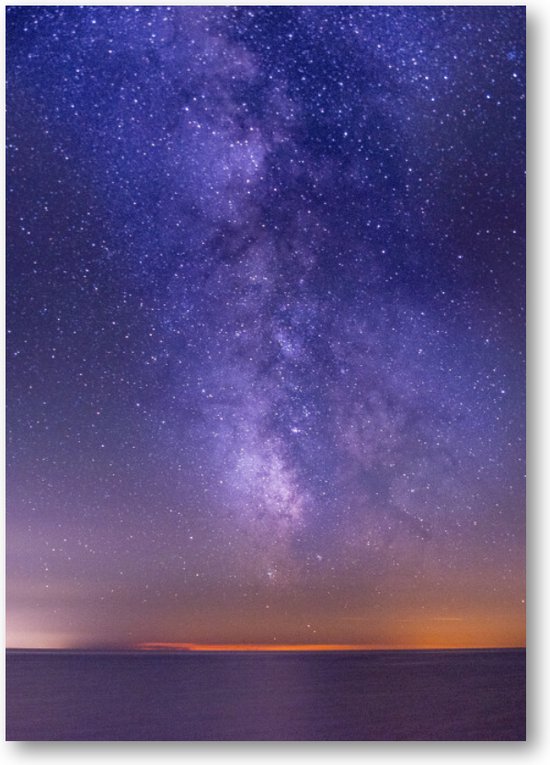 Adembenemende foto van de zee onder een donker paarse sterrenhemel | Poster | Besteposter | Sterren