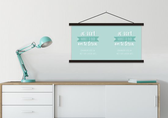 Porte-affiche avec affiche - Affiche scolaire - École - Boeken - Citations - Vous n'êtes jamais trop vieux pour apprendre - 90x45 cm - Lattes noires