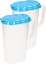 2x stuks waterkan/sapkan transparant/blauw met deksel 2 liter kunststof - Smalle schenkkan die in de koelkastdeur past