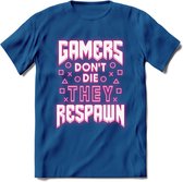 Gamers don't die T-shirt | Neon Roze | Gaming kleding | Grappig game verjaardag cadeau shirt Heren – Dames – Unisex | - Donker Blauw - M
