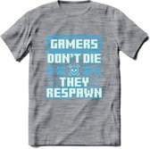 Gamers don't die pixel T-shirt | Neon Blauw | Gaming kleding | Grappig game verjaardag cadeau shirt Heren – Dames – Unisex | - Donker Grijs - Gemaleerd - S