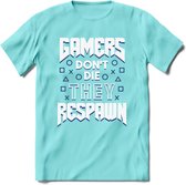 Gamers don't die T-shirt | Donker Blauw | Gaming kleding | Grappig game verjaardag cadeau shirt Heren – Dames – Unisex | - Licht Blauw - L
