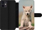 Bookcase Geschikt voor iPhone 12 telefoonhoesje - Wolf - Kind - Hout - Met vakjes - Wallet case met magneetsluiting