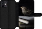 Bookcase Geschikt voor iPhone 12 telefoonhoesje - Vogel - Boeken - Portret - Met vakjes - Wallet case met magneetsluiting