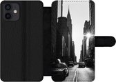 Bookcase Geschikt voor iPhone 12 telefoonhoesje - Een rustige straat in New York in zwart-wit - Met vakjes - Wallet case met magneetsluiting