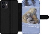 Bookcase Geschikt voor iPhone 12 telefoonhoesje - IJsberen - Sneeuw - Wit - Met vakjes - Wallet case met magneetsluiting