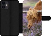 Bookcase Geschikt voor iPhone 12 telefoonhoesje - Schotse Hooglander - Dieren - Heide - Met vakjes - Wallet case met magneetsluiting