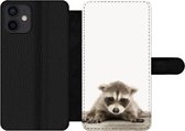 Bookcase Geschikt voor iPhone 12 telefoonhoesje - Wasbeer - Dieren - Kinderen - Jongens - Meisjes - Met vakjes - Wallet case met magneetsluiting