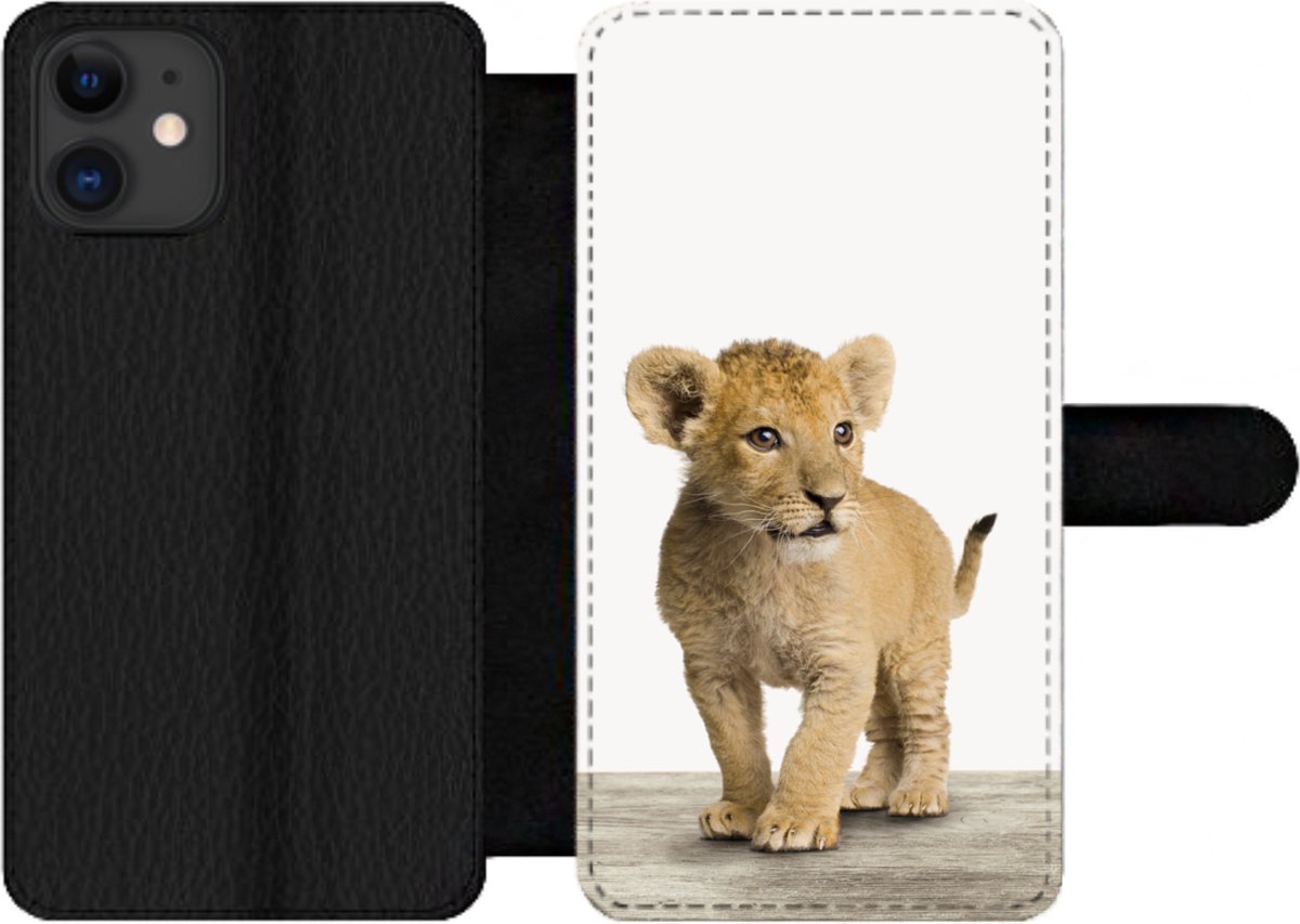 Telefoonhoesje Geschikt voor iPhone 12 Pro telefoonhoesje - Leeuw - Welp - Kinderen - Jongens - Dieren - Meisjes - Met vakjes - Wallet case met magneetsluiting