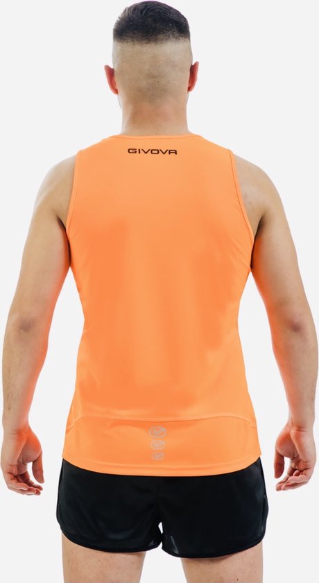 Achterkant van man in feloranje mouwloos GIVOVA sportshirt en zwarte sportbroek.