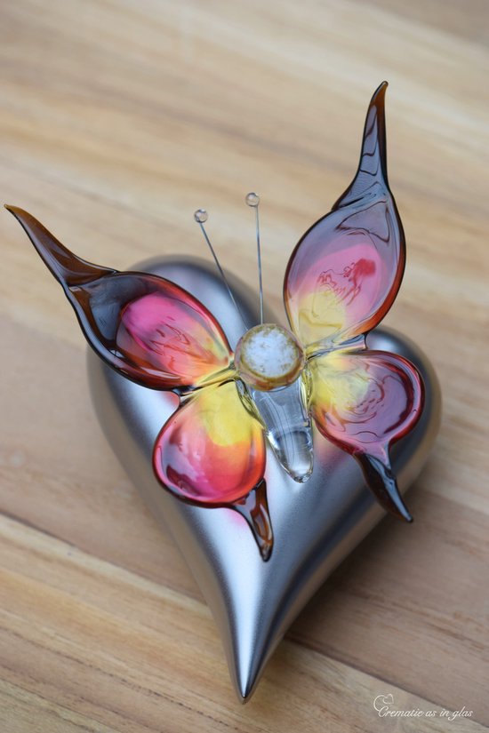 Urn- Hart met vlinder en hand geblazen mini urn (wordt verwerkt met  crematie-as) van... | bol