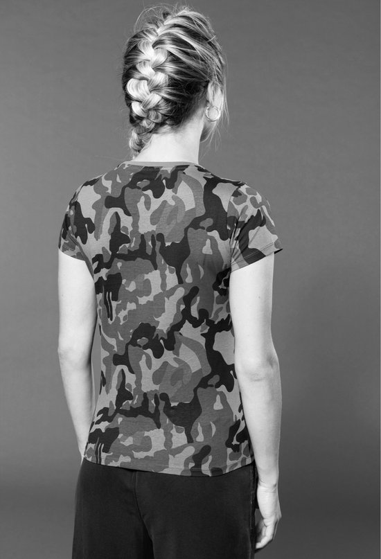 Dames t-shirt met korte mouwen in camouflageprint, gedragen door een model van achteren gezien. Haar is in een vlecht.