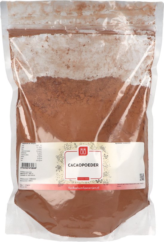 Een zak met cacaopoeder, de zak is deels gevuld met bruine poeder.