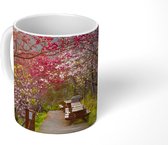 Mok - De roze sakura bladeren in de boom langs de weg - 350 ML - Beker - Uitdeelcadeautjes