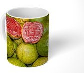 Mok - Rijpe guave vruchten op een markt in Brazilië - 350 ML - Beker - Uitdeelcadeautjes