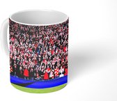Mok - Mensen in voetbalstadion - 350 ML - Beker - Uitdeelcadeautjes