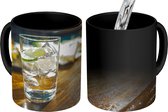 Magische Mok - Foto op Warmte Mok - Een gin tonic glas op een houten bar - 350 ML - Uitdeelcadeautjes