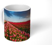 Mok - De zon schijnt over een veld met roze tulpen - 350 ML - Beker - Uitdeelcadeautjes