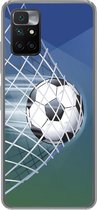 Geschikt voor Xiaomi Redmi 10 hoesje - Een illustratie van een voetbal in het net -Jongens - Meisjes - Kinderen - Siliconen Telefoonhoesje