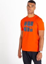 Het Dare2B Relic T-shirt met korte mouwen - heren - geribde kraag - grafisch - Middenoranje