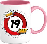 19 Jaar Verkeersbord Mok met tekst | Grappig Verjaardag Beker Cadeau | Bedrukte Koffie en Thee Mokken | Zwart | 330 ML
