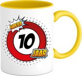 10 Jaar Verkeersbord Mok met tekst | Grappig Verjaardag Beker Cadeau | Bedrukte Koffie en Thee Mokken | Zwart | 330 ML