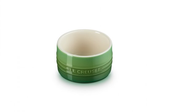 Le Creuset ramekin in bamboo groen met ribbeldetails en beige binnenkant.