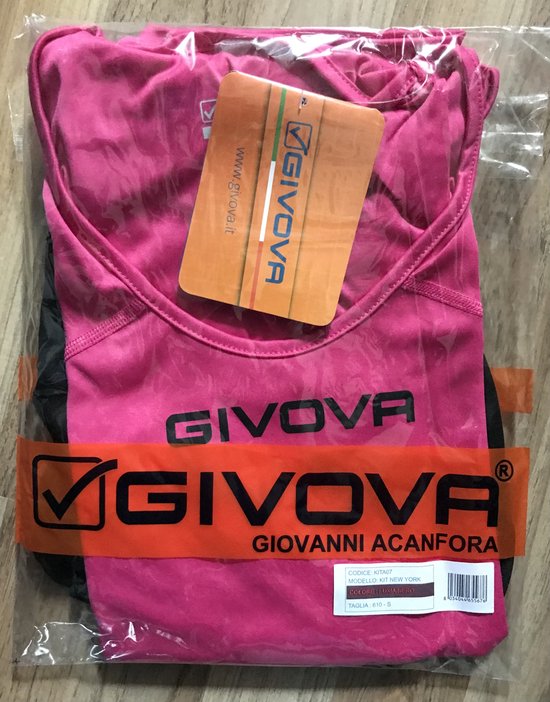 Gevouwen roze sportshirt in plastic verpakking, met een oranje label van Givova.