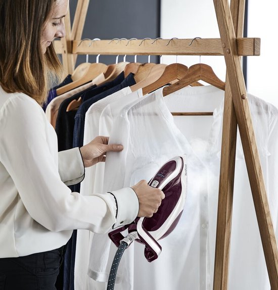 Vrouw strijkt witte blouse met Tefal Pro Express Vision stoomstrijkijzer.