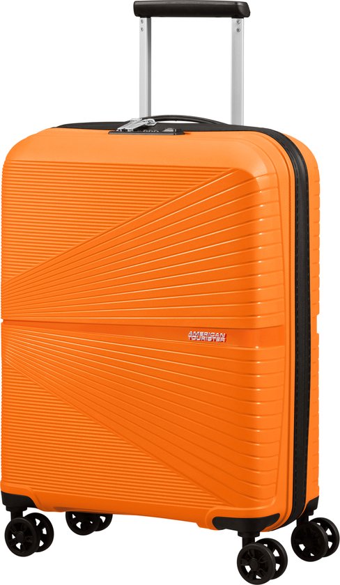 Oranje American Tourister koffer met lijnenpatroon en uitschuifbaar handvat.