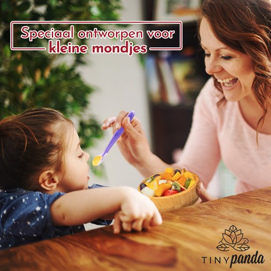 Een glimlachende vrouw voert een baby met een paars lepel gevuld met fruit. 'Speciaal ontworpen voor kleine mondjes.'