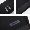 Details van een zwarte laptoptas: ritssluiting, leren accenten en het "OCTRÔNIC" logo.